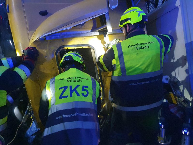 LKW Unfall A10 (Bild 1)
